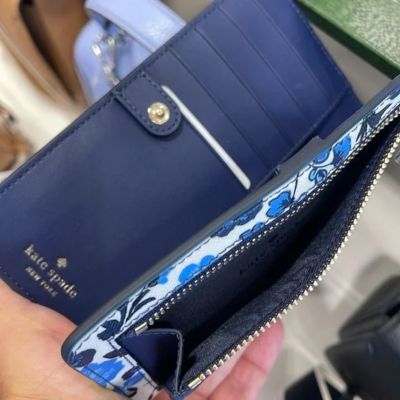 Kate Spade Madison Vase Floral Large Slim Bifold Wallet
Blue Multi
NWT - Picture 13 of 16